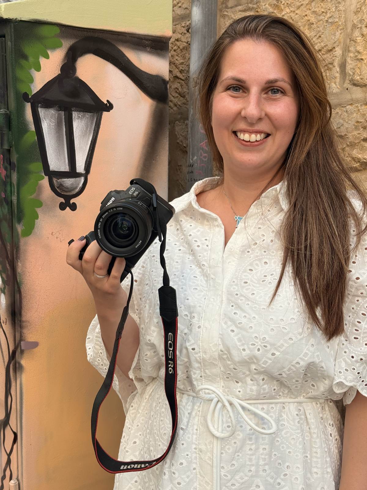 Daniella, the photographer behind Little Ohr, holding her camera